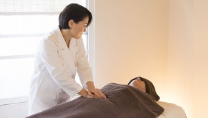 全身の冷え・不妊・ダイエットなど、腸でお悩みの方へ　痛くない腸のマッサージを 赤ちゃんからご高齢の方まで、服を着たまま受けていただけます。